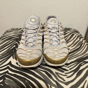 Nike Women's Shoes in White and Gold